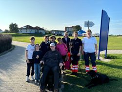 Gruppenfoto der Fahrgäste unseres Herzenswunsch-Krankenwagens