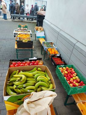 Wohnungslosen und bedürftige Menschen schenkten die Ehrenamtlichen mit dem "Wohlfühlmorgen" Freude und damit Momente des Glücks und der Begegnung. Beim Termin im November gab es eine besonders große Auswahl an frischem Obst und für jeden Gast einen Weckmann. Fotos: Malteser Köln