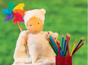 Puppe mit Buntstiften und Windrad