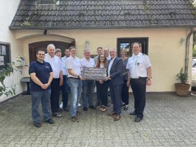 Gruppe von Menschen steht vor dem Malteser Standort in Mülheim an der Ruhr: von links nach rechts Marco Morcillo, Wolfgang und Beate Schiedel, Marco Seifert, Dr. Stefan Dreesen, Stadtbeauftragter Thomas Kühn, Diözesangeschäftsführer Oliver Kliesch, stv. Stadtbeauftragte Christin Hausmann, Erich Friedrich, Oberbürgermeister Marc Buchholz, Beigeordnete Anja Franke, Leitender Branddirektor Sven Werner