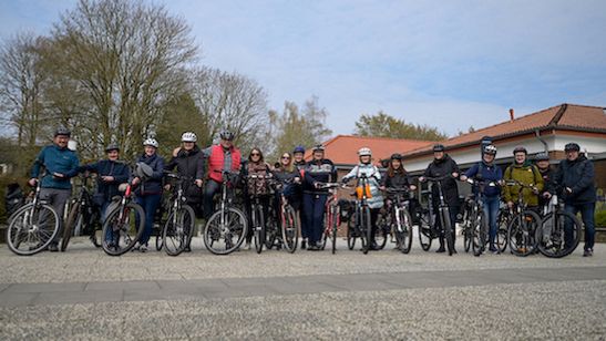 Gruppenfoto von Teilnehmenden einer Fahrradtour mit ihren Fahrrädern