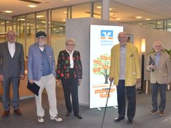 v.l.n.r.: Ludger Ellert (Diözesanleiter Malteser Hilfsdienst und Jurymitglied), Friedrich Luers aus Dötlingen (3. Platz, Acryl auf Leinwand „Gehöft am Fluss“), Rosemarie Wichmann aus Dötlingen (1. Platz, Woll-Webarbeit „Wildblumen“), Günter Berger aus Dötlingen (2. Platz, Collage „Orientalismen“) und Adalbert Oevermann aus Oldenburg (ebenfalls 3. Platz, Skulptur aus Speckstein „Ohne Titel“). (Foto: Malteser / Beimforde)