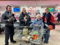 Der "Mobile Einkaufswagen" der Malteser in Bremen hilft Senioren bei mehr als ihren Besorgungen. Foto: Andreas Schack 