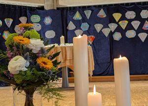 Der festlich geschmückte Altarraum