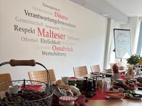 Nahaufnahme des vorbereiteten Frühstücks mit einer Wortwolke an der Wand im Hintergrund