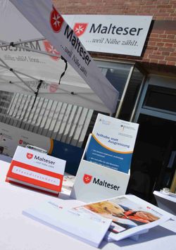 Stand mit Informationsbroschüren über die Angebote der Malteser