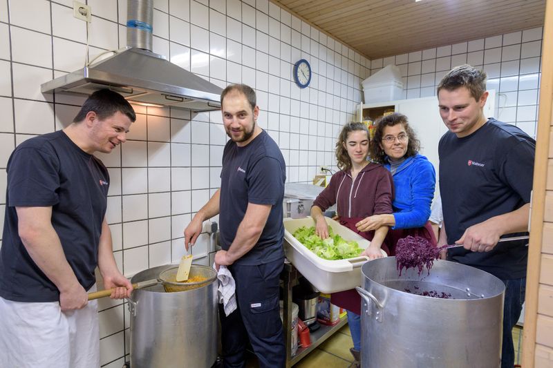 Freiwillige beim kochen