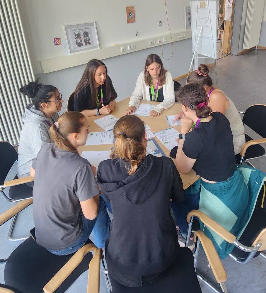Schülerinnen und Schüler bei der Erprobung des Educational Escape Rooms an der Bergischen Universität Wuppertal