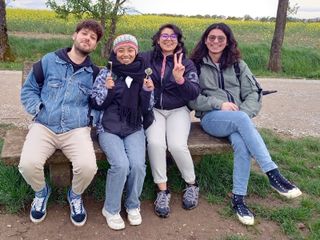 Pflege-Azubis sitzen auf einer Bank