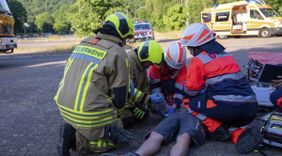 Sie helfen zusammen (hier bei einer Übung), aber rechtlich unterscheiden sich die Helfenden von Feuerwehr, THW und den Hilfsorganisationen wie ASB, DRK, DLRG, Johanniter und Malteser noch. Foto: Yannick Hoegener