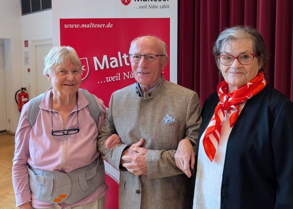 Drei der Gründungsmitglieder - Renate Utz, Renate Ulbrich und Gerhard Lohrer - waren zum Jubiläum gekommen und erzählten von den Anfängen 1966, als die Malteser mit Erste Hilfe Kursen in Kornwestheim starteten, von Autobahndiensten, Sonntagsdiensten in Altenheimen, die alle ehrenamtlich geleistet wurden. 