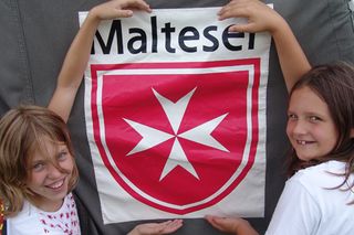 Kinder_mit_Wappen