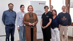 Foto vom Besuch der Bundesfamilienministerin Lisa Paus beim Hospizdienst der Malteser in Berlin.