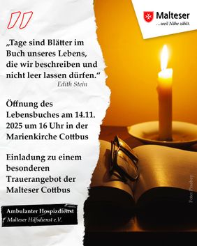 Eine Kerze steht warm leuchtend hinter einem geöffneten Buch mit Brille.