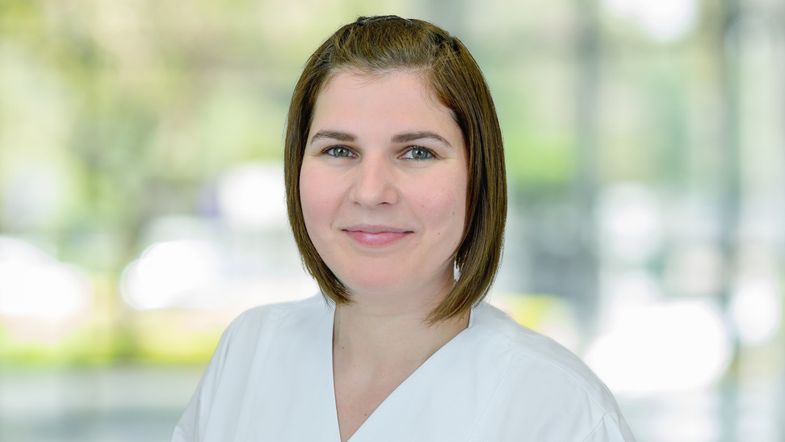 Porträt von Larissa Schneider, Funktionsleitung Anästhesie-Pflege.