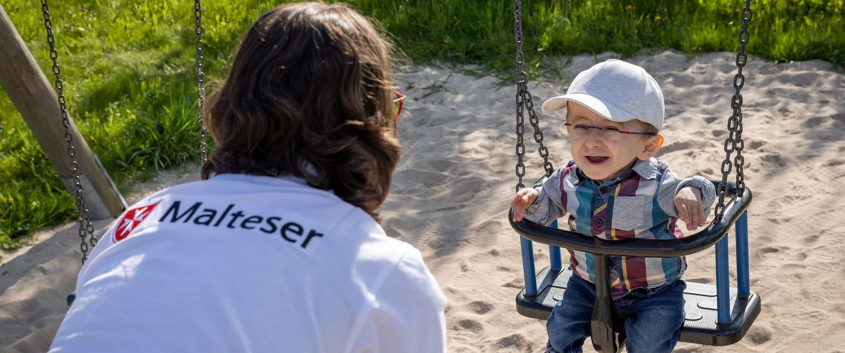 Eine Kinderintensivpflegerin schaukelt ein krankes Kind.
