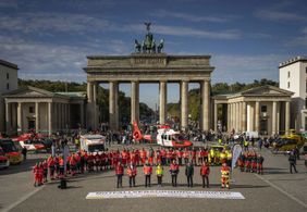 Rettungsdienste versammeln sich vor dem Brandenburger Tor. Foto: Lux