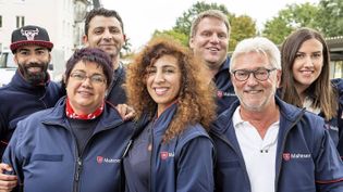 Gruppenbild von lachenden Malteser Mitarbeitenden im Integrationsdienst