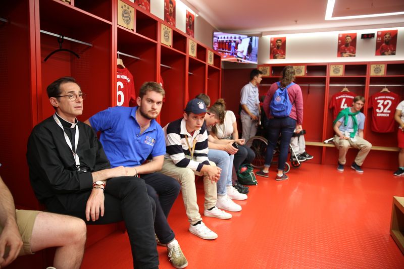 Maltacamp Teilnehmer in der Umkleide des Vereins Bayern München