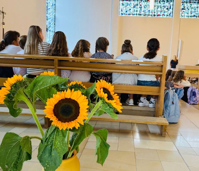 Eine strahlende Sonnenblume für jede Klasse wird zum Zeichen von Zusammenhalt und gemeinsamem Lernen.