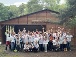 Gruppenfoto von ungefähr 40 Kindern und Jugendlichen, die beim Zeltlager mitgemacht haben