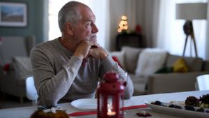 Ein älterer Mann verbringt Weihnachten alleine zuhause und ist traurig.