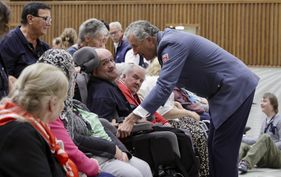 Präsident Khevenhüller mit einem Pilger