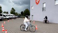 Kinder üben Rad fahren im Parcours