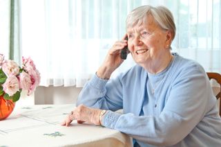 Dame mit Telefon am Ohr