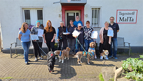 Die fünf neuen Teams für den Besuchs- und Begleitdienst mit Hund aus Essen und Gladbeck mit Abschlusszeugnissen.