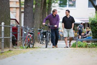 Zwei Männer schlendern durch die Stadt