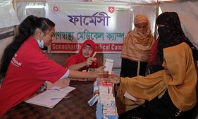 Im Flüchtlingscamp in Cox´s Bazar in Bangladesch: Die Malteser kümmern sich mit ihren gesundheitsangeboten vor allem um Frauen, Kinder und ältere Menschen. Foto: Gelal/ Malteser International.