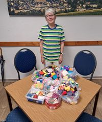 Frau Schwan übergibt stellvertretend für eine Annaberger Strickgruppe 390 handgestrickte Mützchen für die Aktion „Das große Stricken“ an die Malteser.
