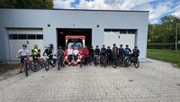 Die Teilnehmer der Radaktion statten der diensthabenden Besatzung vor der Wache Jesberg einen Besuch ab. 