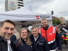 Selfie mit vier Personen, drei davon Malteser