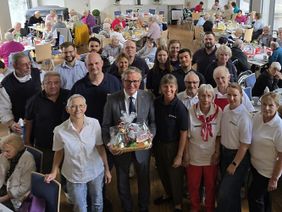 Bildunterschrift: Bürgermeisterreferatsleiter Niklas Voss, Monika Klein-Franze, Leiterin Soziales Ehrenamt, Bürgermeister Michael Dreier und die Malteser Stadtbeauftragte Stefanie Friemuth mit ehrenamtlichen. Maltesern. (Foto: Malteser Paderborn)