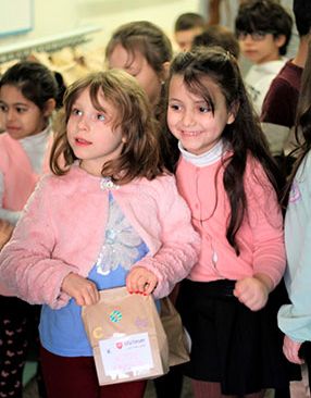 Gruppe von Kindern mit braunen Tüten