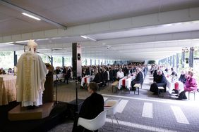 Erzbischof Schick feiert Heilieg Messe am Waldkrankenhaus