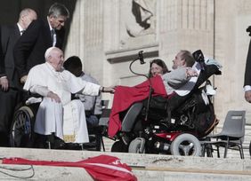 Papst Franziskus trifft einen Pilger der Malteser auf dem Petersplatz.