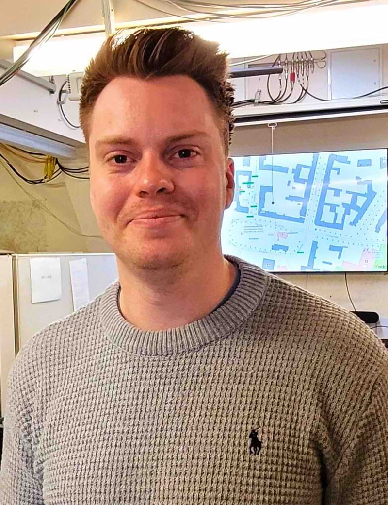 Ein junger Mann vor Bildschirmen