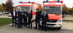 Dirk Beyer (Dienststellenleiter), Götz Ulrich (Landrat), Silvio Suchy (Kreisbrandmeister), Marcel Buss (Leiter Einsatzdienste Weißenfels), Tim Uhlig (Fahrzeugtechnikwart), Maximilian Siemon (Leiter Fachdienst Sanität Süd) (v.l.n.r.) stehen für die Schlüsselübergabe für den beiden Krankentransportwagen.