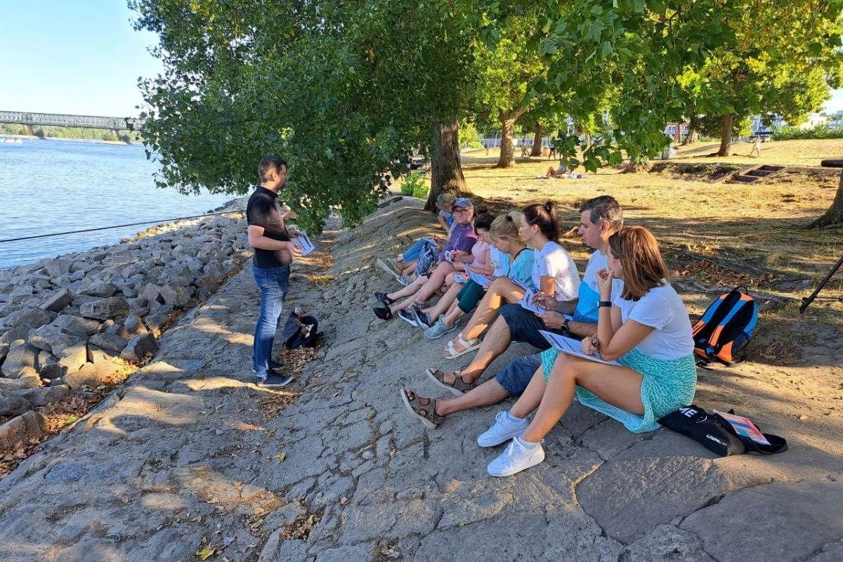 Menschen sitzen an einem Fluss