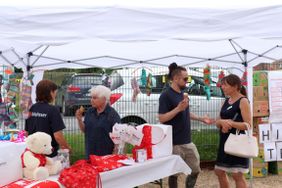 Ein Einblick in das rege und bunte Treiben am vergangenen Samstag rund um das Malteser Zentrum. Geboten wurden afghanischer Tanz, Vorstellung des Besuchs- und Begleitungsdienstes mit Hund, gemeinsame Katastrophenschutz-Übung mit dem THW sowie einen Vortrag zum Thema Patientenverfügung und Co. Fotos: Malteser Fulda/Antonia Sauer