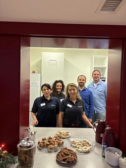 Gruppenbild von 3 Malteserinnen und zwei Mitarbeitern des Pfalzklinikums Kaiserslautern vor einem Tisch mit Gebäck (Foto: Pfalzklinikum)) 