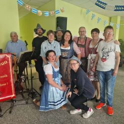 Männer und Frauen sind für ein Oktoberfest gekleidet