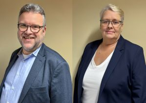 Zwei nebeneinanderliegende Porträts: links ein lächelnder Mann mit Brille, rechts eine leicht lächelnde Frau mit Brille.