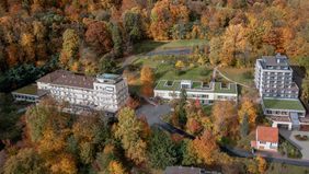 Das Gebäude der Klinik von Weckbecker umgeben von Wald. Foto: Malteser