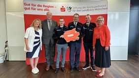 Gruppenfoto mit Scheckübergabe (Foto Kreissparkassenstiftung). 