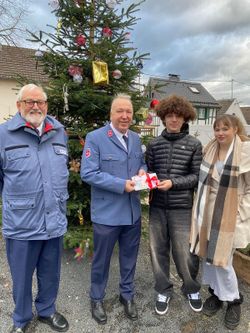 Besuch der Malteser auf dem Weihnachtsmarkt in Hennef Rott: Hans Schramm (2.v.l.), Stadtbeauftragter der Malteser und Theo Söntgerath (li.) freuen sich über die großzügige Spende von Lenny Schlemmer (2.v.r) und Paula Simon (re.), die den Weihnachtsmarkt am 14. Dezember auf dem Dorfplatz organisierten. 