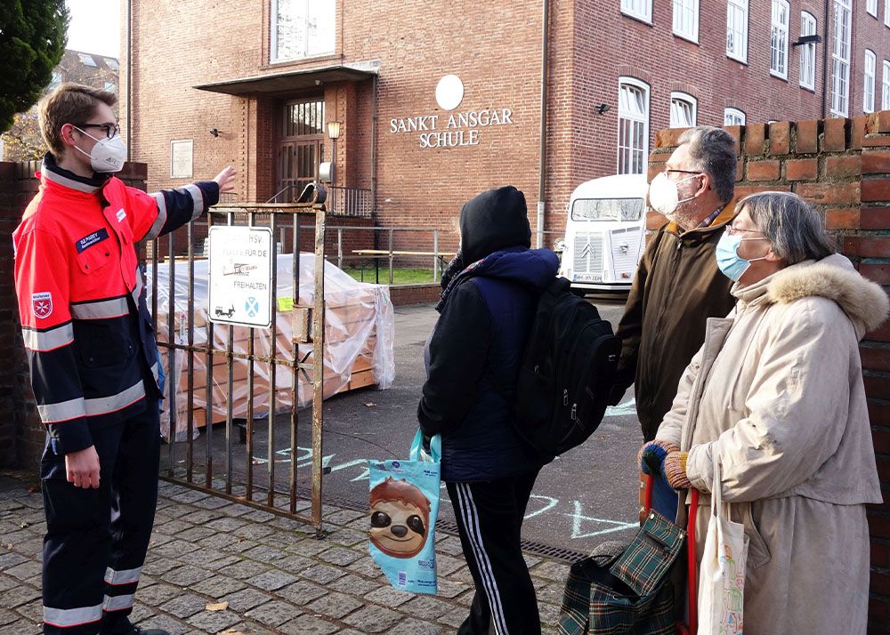 Drei Personen besuchen Angebot für bedürftige Menschen